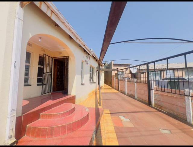 2 BEDROOM HOUSE FOR SALE IN DIEPKLOOF